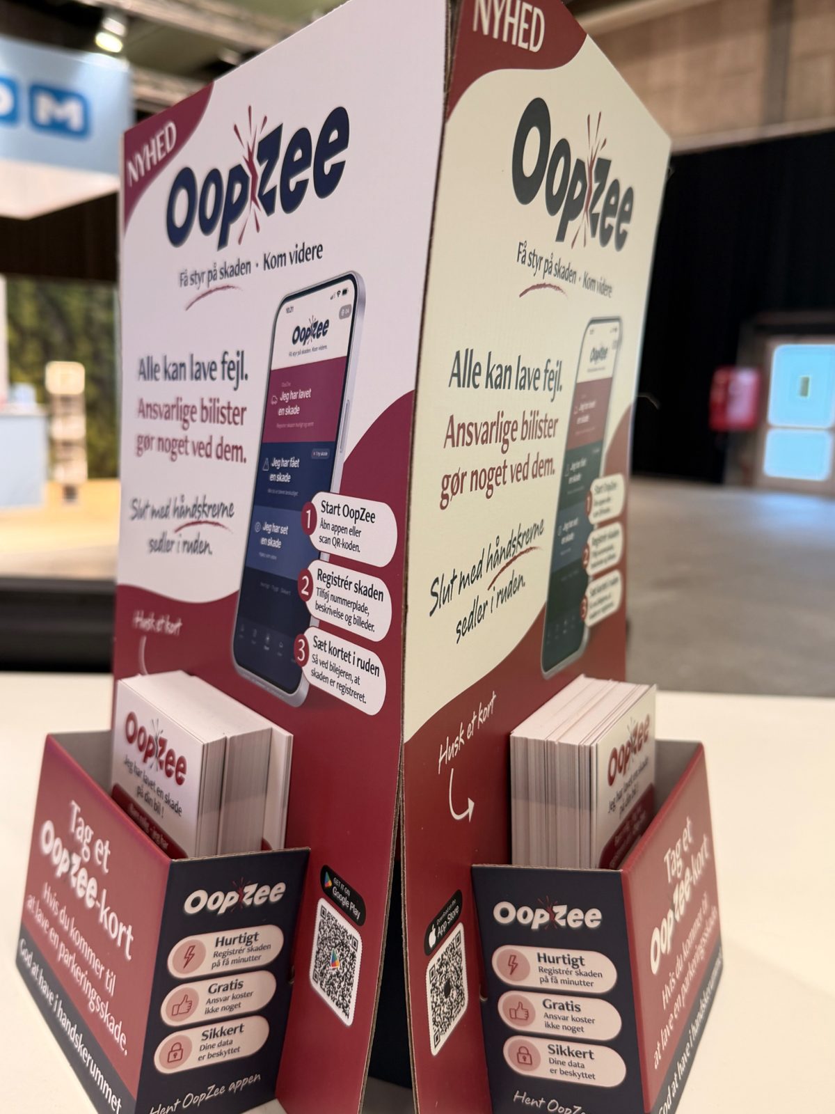 Display med OopZee-kort på messestanden